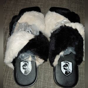 VHNY NY Black and Cream Women's Knotted Faux Fur Slippers
